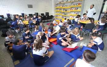 Representantes de turma do ensino fundamental aprendem novas sinalizações das capas de livros da biblioteca da escola
