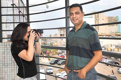 Larissa, 17 anos, faz fotografia na escola: oficina opcional e de graça