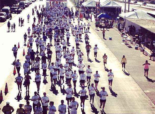 Cerca de 3,5 mil pessoas participam da Corrida Ação pela Vida, na EPTG. Pistas centrais foram fechadas, mas trânsito flui normalmente pela via marginal. Governador Agnelo Queiroz esteve presente e correu 5 km