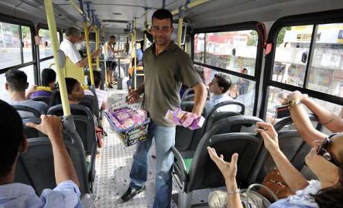 Há cinco anos, o ambulante Cícero Caetano vende balas na W3 Norte