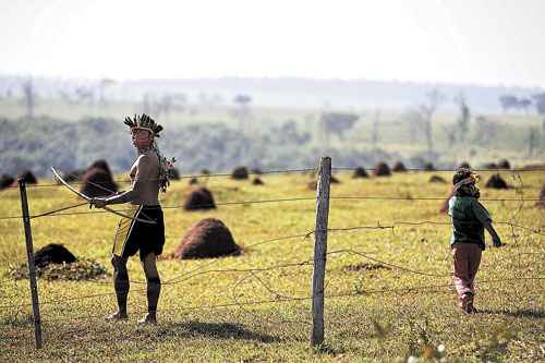 Clima de tensão predomina entre os índios que ficam permanentemente na área de conflito