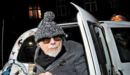 Gary Glitter, saindo escoltado para a delegacia: mais um escândalo