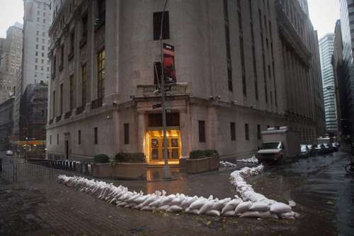 Sacos de areia são usados para tentar bloquear a entrada da Bolsa de Nova York, no centro de Manhattan