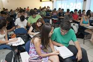 Estudantes se preparam para o Enem em cursinho