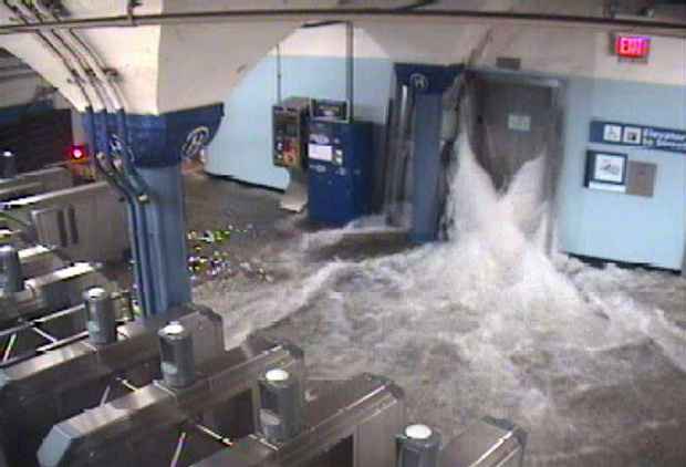 Imagem de vídeo mostra estação de Nova Jersey sendo invadida pela água