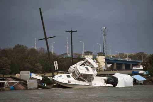 Barcos e destroços espalhados na praia Point Pleasant, em Nova Jersey