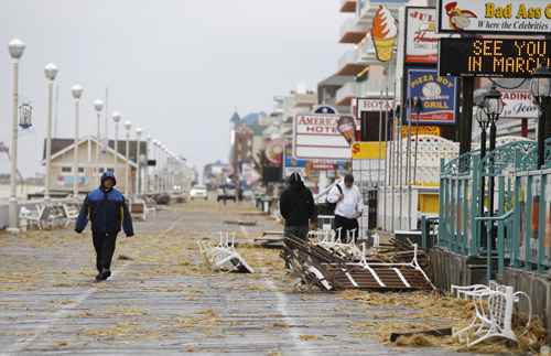 Moradores caminham à beira da praia, em Ocean City, Maryland