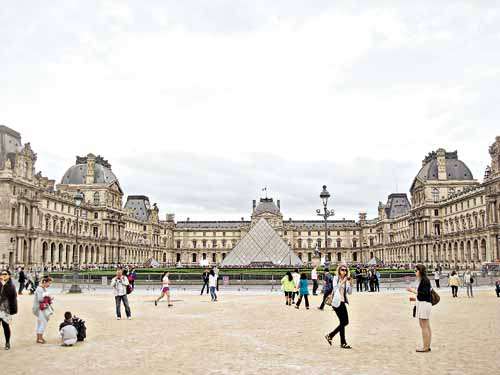 Antes de visitar o Louvre, ou qualquer outro museu de Paris, faça um planejamento para aproveitar o passeio: busque ingressos on-line e pesquise outros locais interessantes por perto