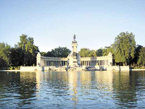 O Parque do Retiro: lago com monumento em homenagem a Alfonso XII