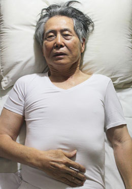 Imagem tirada pela família de Fujimori mostra o ex-presidente deitado na cama na prisão