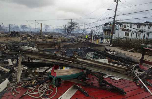 Casas ficaram destruídas por decorrência de incêndios em Nova York