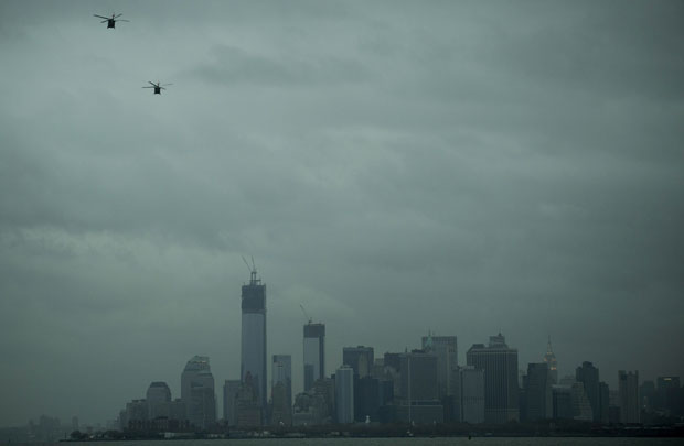 Helicópteros sobrevoam Manhattan apesar do mau tempo