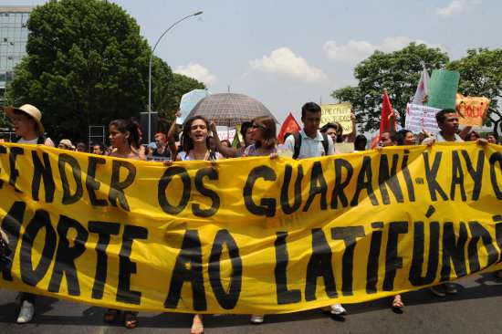 Alunos de escolas públicas, privadas e universidades fazem manifestação, na Esplanada dos Ministérios, em apoio aos índios guarani-kaiowá