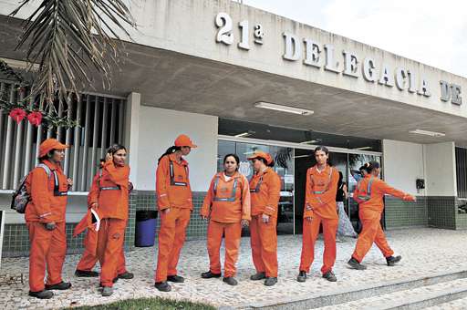 As garis foram até a 21ª DP, em Taguatinga Sul, para registrar ocorrência: comerciante autuada por injúria