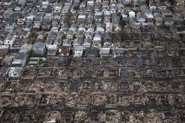 Durante a passagem do furacão, casas foram incendiadas em Breezy Point, bairro do Queens, em Nova York