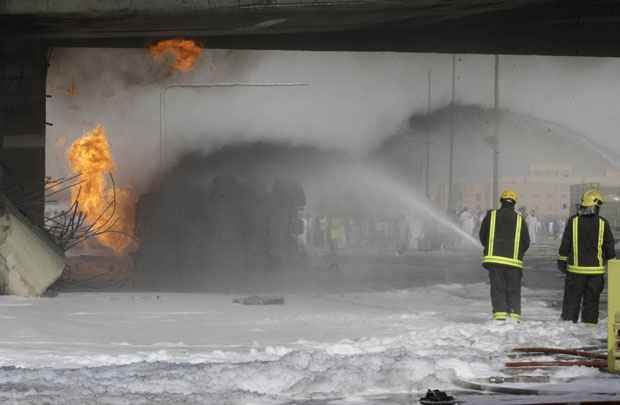 Bombeiros combatem chamas em um dos edifícios incendiados