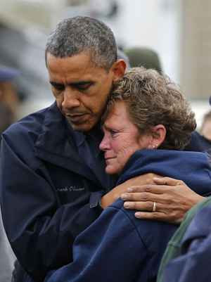 Obama abraça mulher após passagem da supertempestade Sandy: nas eleições, ele espera recuperar o encanto entre os norte-americanos