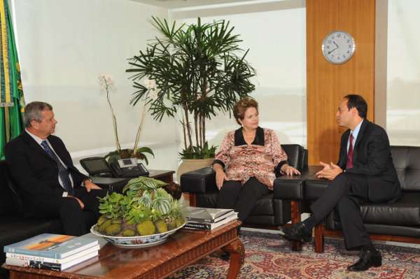 A presidenta Dilma Rousseff recebe o prefeito eleito de Niterói (RJ), Rodrigo Neves e o vice-prefeito Axel Grael