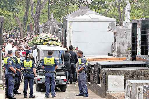 Vítima da violência: a menina Amanda Ferrão Martinho, 10 anos, atingida por bala perdida na noite de domingo, foi enterrada na manhã de ontem