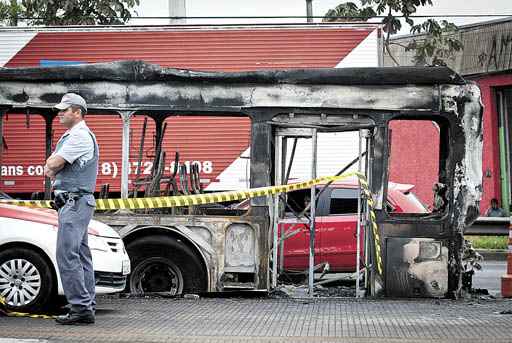 Grupo de bandidos invadiu um coletivo e tocou fogo. Cobrador ficou com 30% do corpo queimado