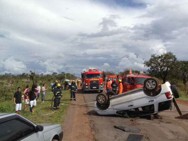 Colisão entre dois carros deixa seis feridos na DF-001
