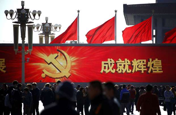 Tela exibe slogan do Partido Comunista Chinês na praça Tiananmen, em Pequim