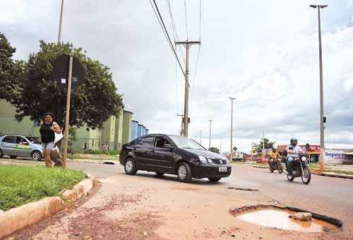 Rombo no asfalto da Avenida Alagados, em Santa Maria: comerciantes e motoristas reclamam do problema recorrente na região