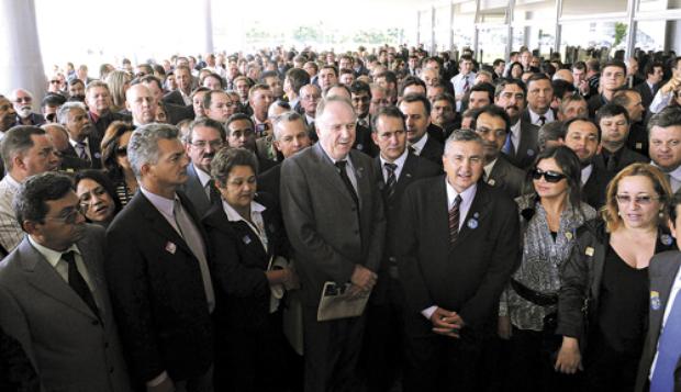 Mais de 500 prefeitos lotaram a entrada do Palácio do Planalto para pedir verbas e a renegociação das dívidas, mas não foram recebidos por Dilma