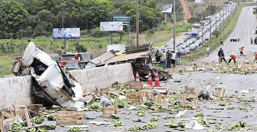 Acidente fatal ocorrido no último sábado registrou mais de cinco quilômetros de engarrafamento na Estrada Parque Indústria de Abastecimento (Epia): fila de veículos ainda alcançou a BR-020