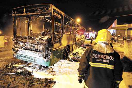 Ônibus incendiado em Palhoça na quarta: motorista sofreu queimaduras superficiais