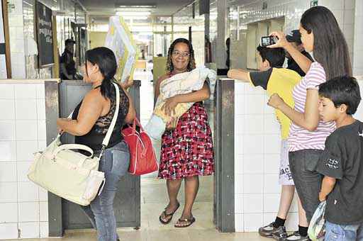 Gislene Ramos deixou o HRC ontem, por volta das 11h, com Alan Guilherme, seu quarto filho: 