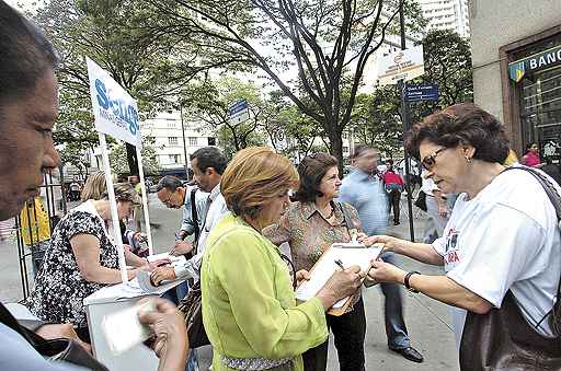 Moradores de Belo Horizonte recolhem assinaturas para o projeto que originou a Lei da Ficha Limpa: proposta bem-sucedida no Congresso