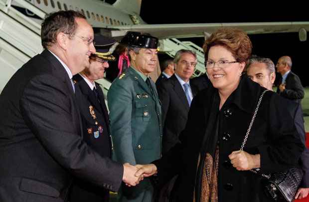 Imagem mostra chegada da presidente Dilma Rousseff no aeroporto de Jerez