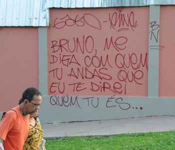 Pichação em muro próximo ao fórum onde Bruno será julgado