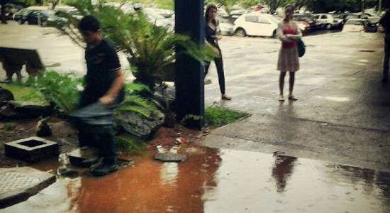 Alagamento na entrada do prédio da reitoria da UnB