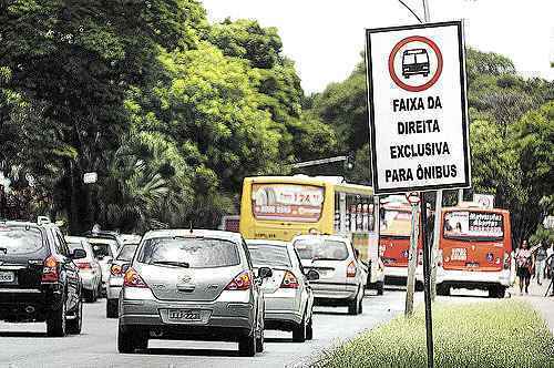 Os motoristas que circulam nas faixas exclusivas estão sujeitos à multa de R$ 53,21: erro admitido