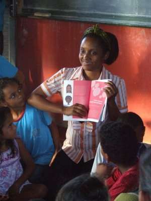 Neusa visita escolas em todo o país para divulgar a obra: ensino da história e cultura afro-brasileira