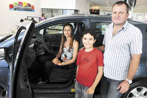 Paulo e Luciana , e filho, Matheus, ficaram frustrados com a possibilidade de esperar três meses pelo carro novo