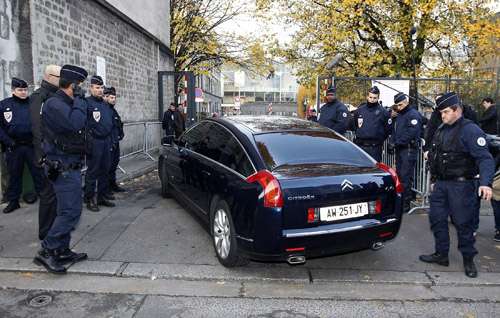 O carro de Sarkosy foi escoltado por equipes de segurança na entrada do Palácio de Justiça de Bordeaux