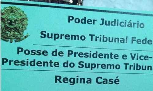 A apresentadora Regina Casé postou no Instagram uma foto durante a posse de Joaquim Barbosa