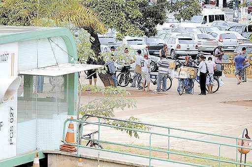 Flagrante de venda irregular de telefones celulares no centro de Ceilândia, ao lado de posto da Polícia Militar: smartphones arranhados oferecidos pela metade do preço