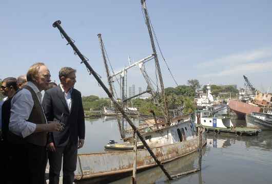 O secretário do Ambiente, Carlos Minc, e o ministro da Pesca e Aquicultura, Marcelo Crivella, durante ação ambiental para retirada de carcaças de embarcações da Baía da Guanabara