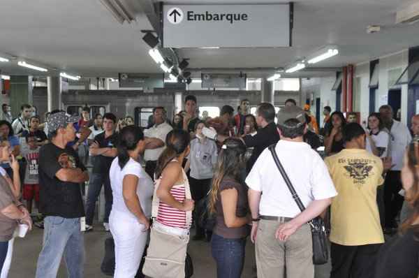 Apagão levou caos à estação do metrô (04/10)