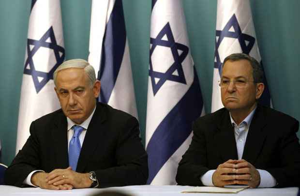 Imagem mostra ministro da Defesa israelense, Ehud Barak (D), ao lado do primeiro-ministro, Benjamin Netanyahu