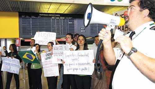 Ex-funcionários da companhia aérea protestam em aeroportos do Brasil contra demissões: 'Queremos trabalhar!'