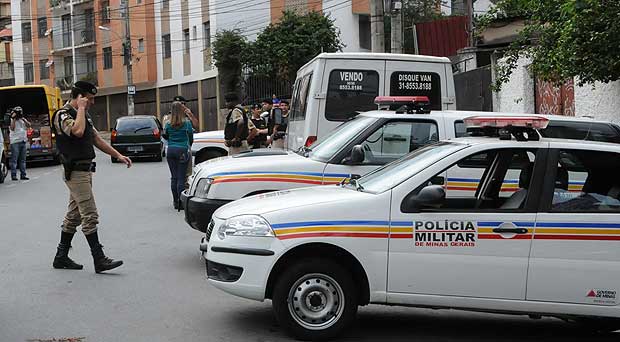 magem da manhã desta terça-feira na entrada do Aglomerado da Serra, ocupada por policiais