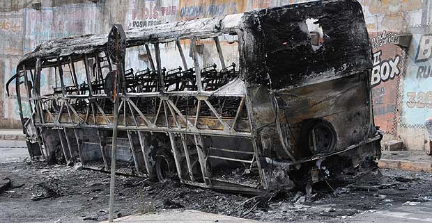 Ônibus queimado nesta segunda-feira dentro do aglomerado