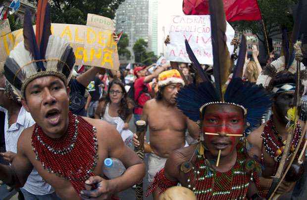 Índios ocuparam nessa segunda-feira (26/11) o antigo museu indígena, localizado ao lado do estádio Maracanã, em manifestação pelo pedido de veto presidencial do projeto de lei nº 2565. O texto do deputado federal Vital do Rêgo (PMDB-PB) prevê a redistribuição dos royalties do petróleo em favor dos estados  não-produtores. O prefeito Eduardo Paes e o governador Sérgio Cabral avisaram que, se aprovado, o projeto pode comprometer o financiamento da Copa do Mundo de 2014 e as Olimpíadas de 2016