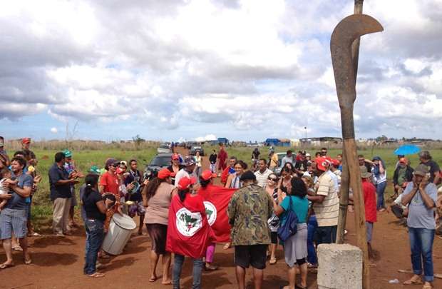 As 1,3 mil famílias acampadas deveriam ter deixado o local no último sábado