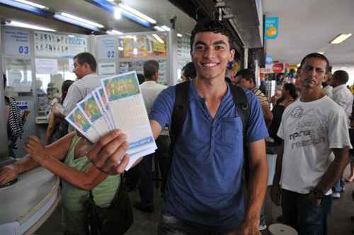 Para o cozinheiro Kleiton Pereira, 20 anos, apostar na Mega da Virada já é tradição de fim de ano